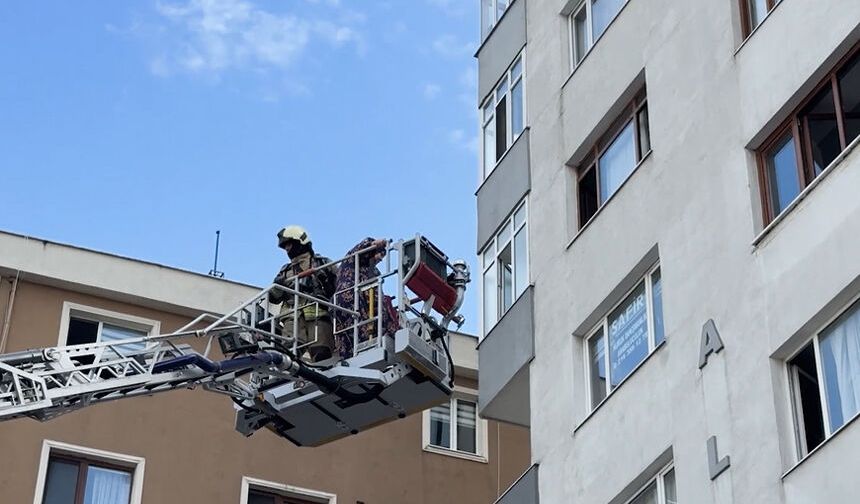 Kadıköy'de 8 katlı binada yangın!