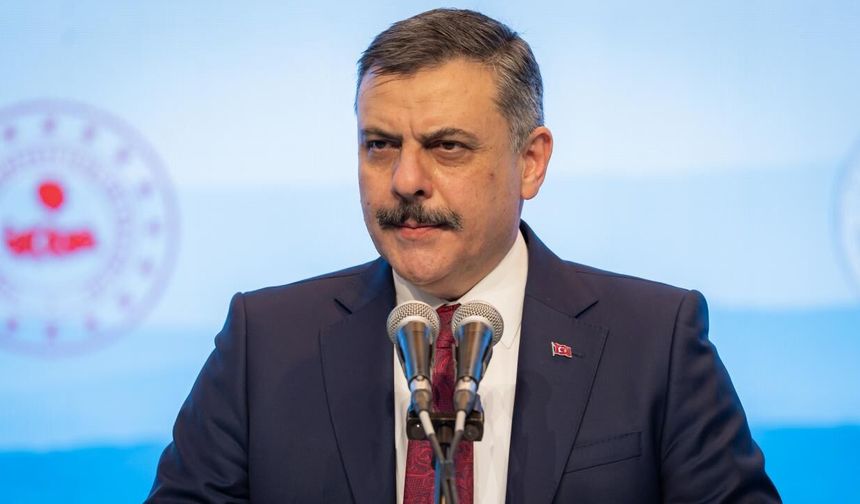 Bakan Çiftçi'den motor yağı dökülen yola toprak taşıyan polise teşekkür