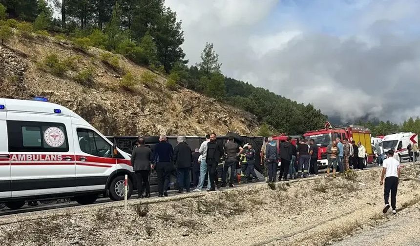 Isparta-Antalya kara yolunda yolcu otobüsü devrildi: Ölü ve yaralılar var