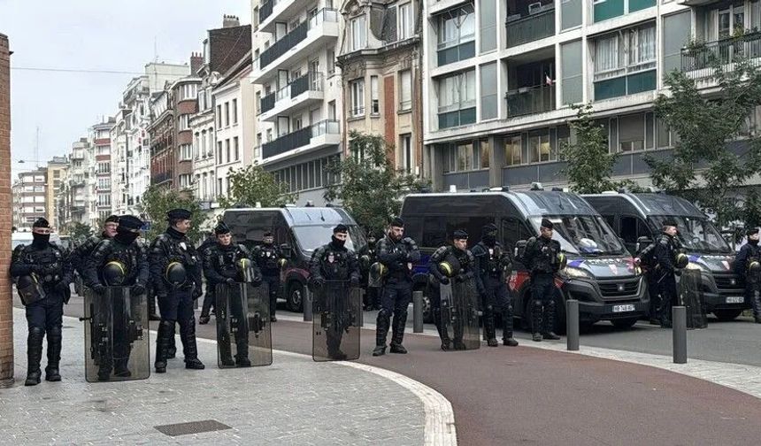 Paris ve Lyon'da kısmi sokağa çıkma yasağı 1 gün uzatıldı