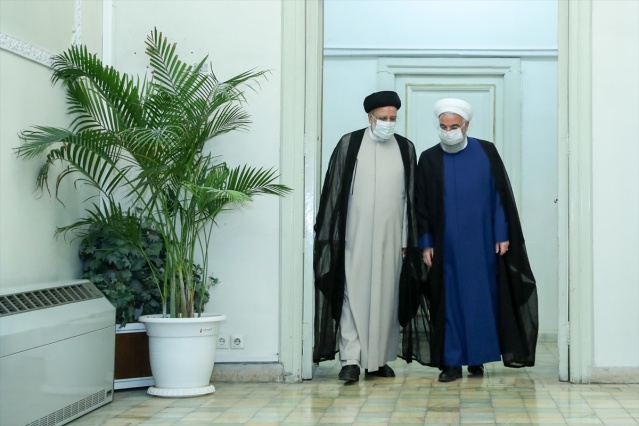 İran Cumhurbaşkanı Hasan Ruhani (sağda), başkent Tahran&#039;daki Yargı Erki Başkanlığı&#039;nı ziyaret ederek, cumhurbaşkanlığı seçimlerini kazanan ve ülkenin 8&#039;inci Cumhurbaşkanı seçilen Yargı Erki Başkanı İbrahim Reisi (solda) ile bir araya geldi.