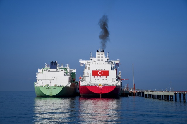 Hatay&#039;ın Dörtyol ilçesinde Türkiye&#039;nin ilk yüzer sıvı doğal gaz (LNG) depolama ve gazlaştırma gemisi (FSRU) Ertuğrul Gazi&#039;ye LNG nakli başladı.