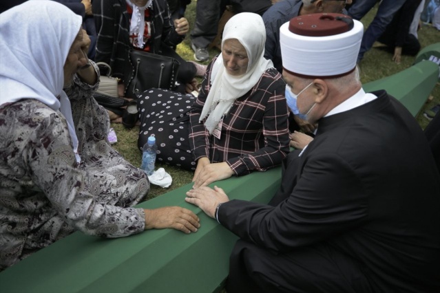 Avrupa&#039;da İkinci Dünya Savaşı&#039;nın ardından yaşanan en büyük insanlık trajedisi olarak nitelendirilen Srebrenitsa soykırımının 26. yıl dönümü dolayısıyla anma ve cenaze töreni düzenleniyor. Bosna Hersek İslam Birliği (Diyanet İşleri) Başkanı Husein Kavazovic (sağda), cenaze namazı öncesinde bu yıl toprağa verilecek 19 kurbanın tabutları başında dua ederek kurban yakınlarını teselli etti.