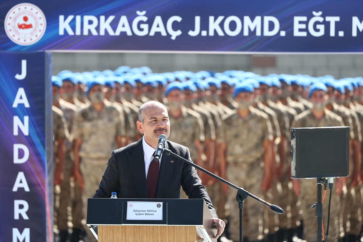 İçişleri Bakanı Süleyman Soylu, Manisa'da Kırkağaç 6. Jandarma Komando Eğitim Alay Komutanlığı 31'inci Dönem Uzman Erbaş Komando Temel Kursu Mezuniyet Töreni'ne katılarak konuşma yaptı.