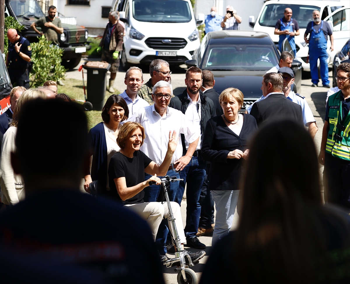 Almanya Başbakanı Angela Merkel, Rheinland-Pfalz eyaletindeki Schuld şehrinde afet bölgesini ziyaret etti.