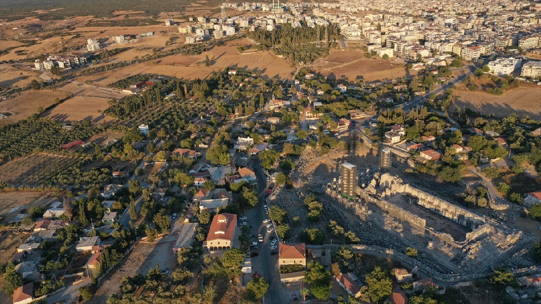 Aydın'ın Didim ilçesindeki Apollon Tapınağı'nda bulunan 20 metre uzunluğundaki 3 sütunun güçlendirilmesi için restorasyon ve onarım çalışması başlatıldı.