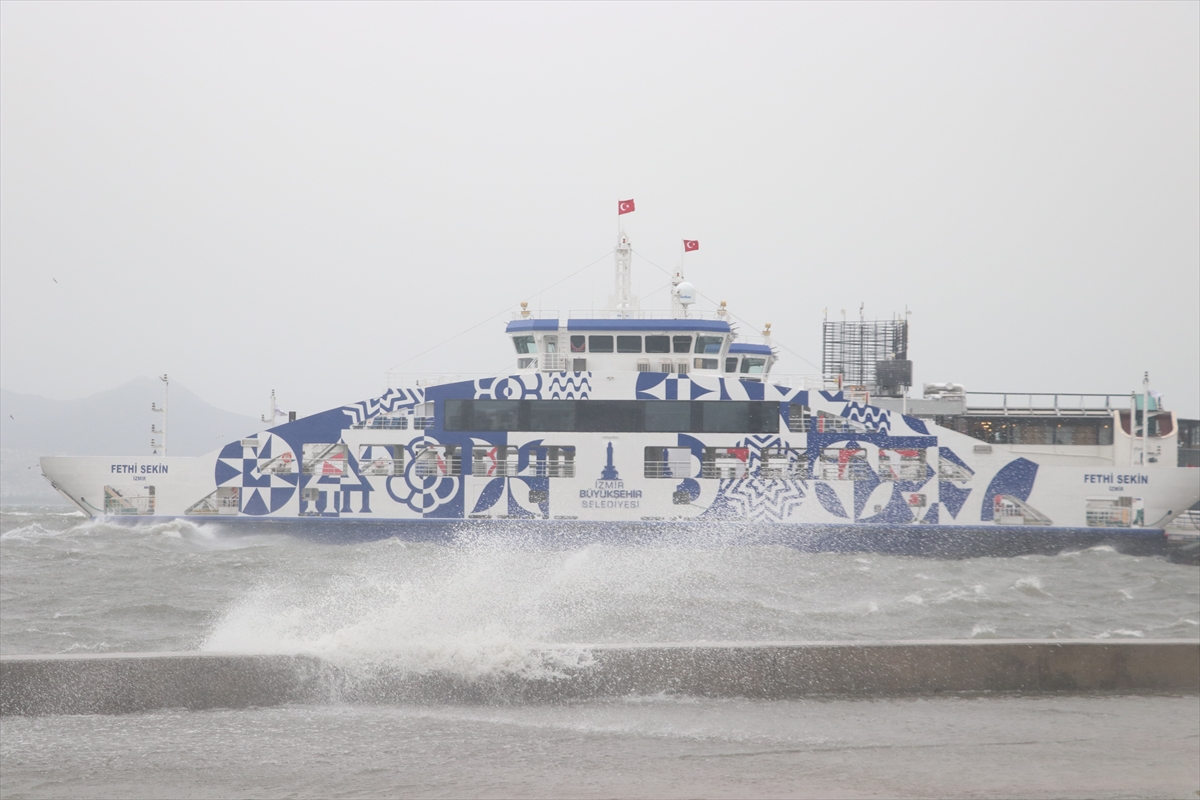 İzmir'de etkili olan fırtına nedeniyle Karşıyaka'da deniz taştı. 