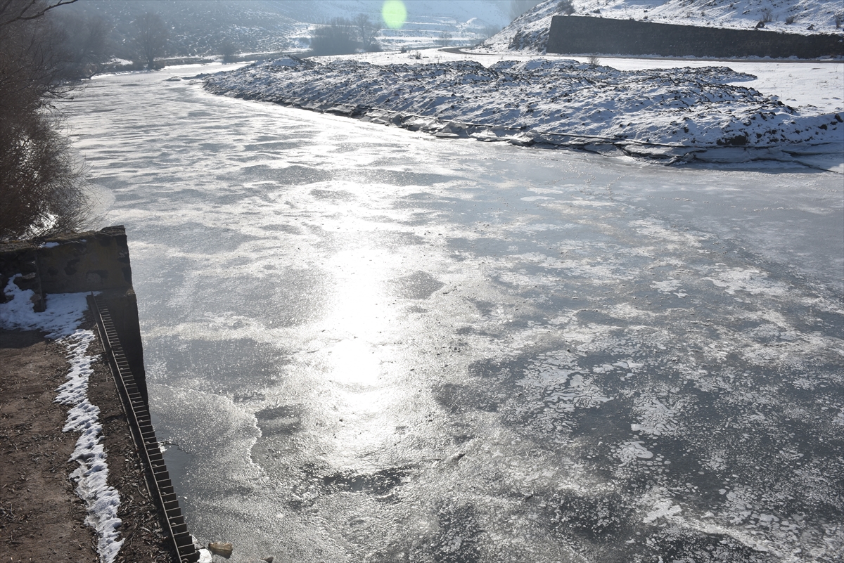 Kars'ta, Kars Kalesi arkasında yer alan Dereiçi mevkiinde bulunan ve kullanılmayan eski hidroelektrik santral (HES) baraj gölünün yüzeyi ile buraya su sağlayan Kars Çayı kısmen dondu.