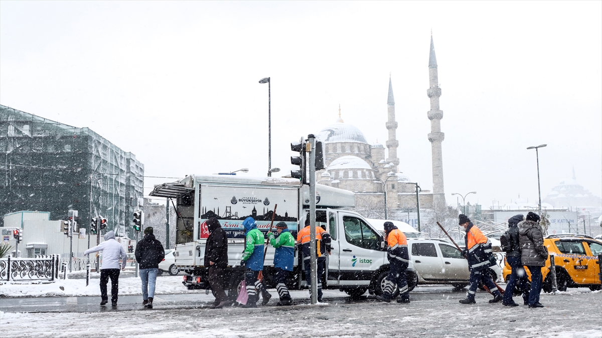 İstanbul'da kar yağışı, Eminönü ve çevresinde etkili oldu. 