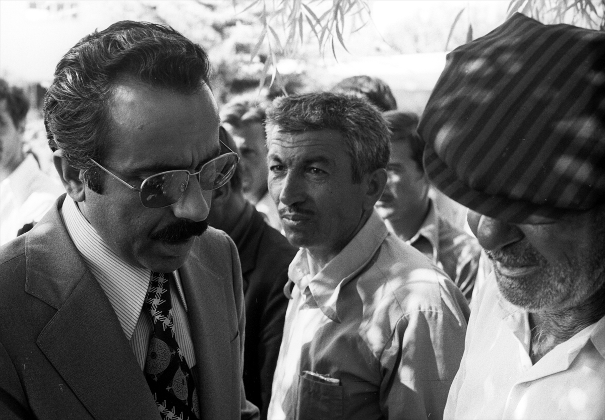 Eski bakanlardan Sadi Somuncuoğlu, Ankara'da tedavi gördüğü hastanede 82 yaşında hayatını kaybetti. Devlet Bakanı Somuncuoğlu (solda), Ankara'da çıkan olaylarda ölen 3 ülkücü için 5 Ağustos 1977'de Karşıyaka Mezarlığı'nda düzenlenen törene katılmıştı. (Arşiv) 