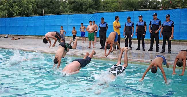 Adana'da polis, sulama kanallarında yüzen çocuk ve gençleri havuzla  buluşturdu - HaberVakti Haberler, Son Dakika, Haber, Gazeteler
