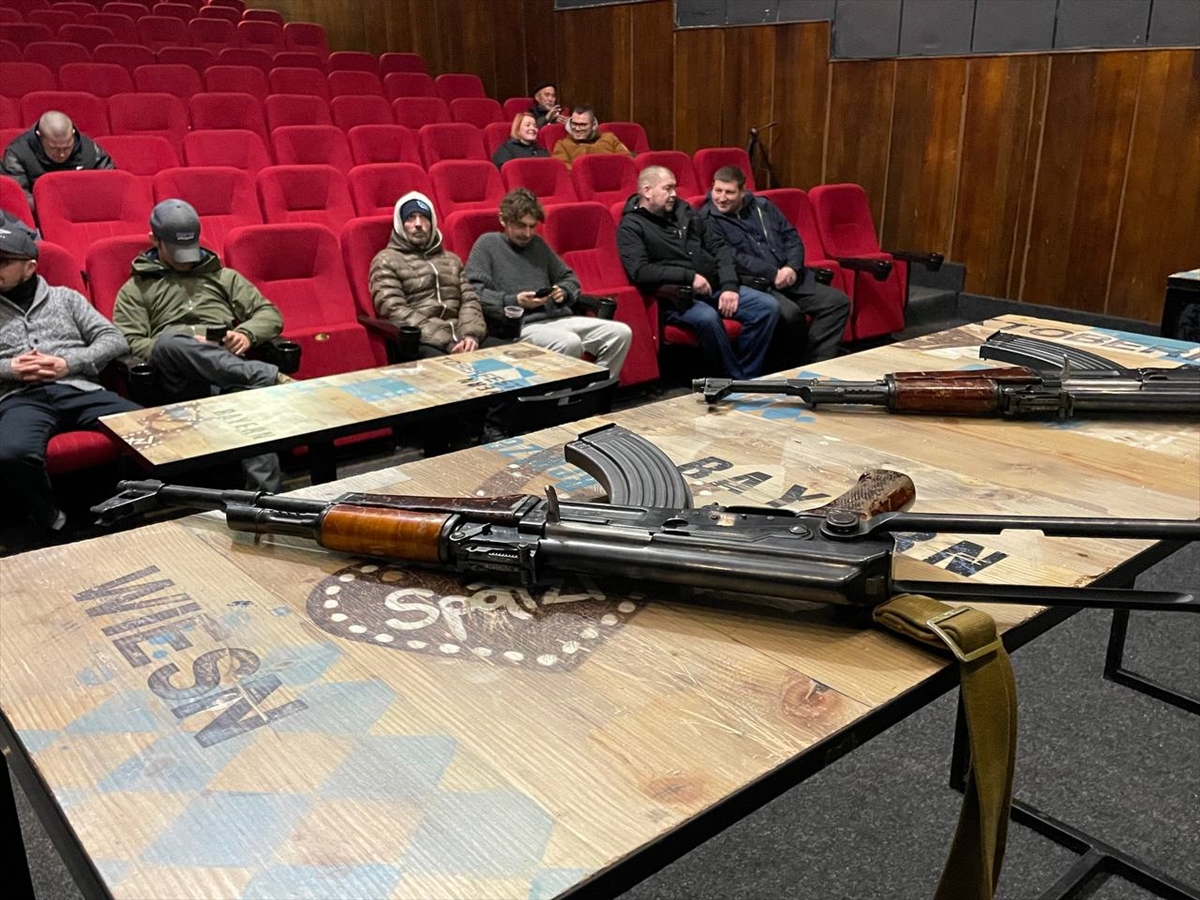 Lviv şehirdeki bir sinema salonunda toplanan siviller, teorik bilginin ardından ellerine aldıkları kalaşnikof tüfekle alıştırma yaptı.
