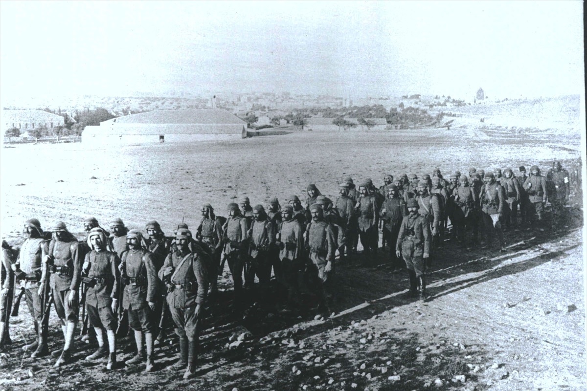 Bugün 18 Mart...

Birinci Dünya Savaşı sırasında Osmanlı ordusunun 107 yıl önce dünyanın en güçlü donanmalarına geçit vermeyerek yazdığı ''Çanakkale Geçilmez Destanı''nın yıldönümü.