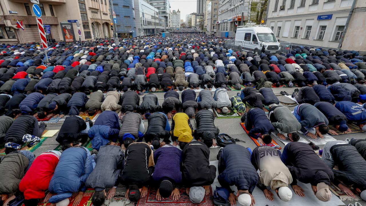 Rusya'da Müslümanlar bayram namazında camilere sığmadı, sokaklara taştı