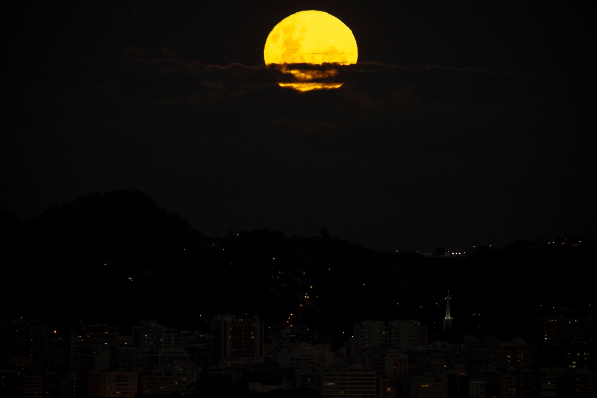 Ay'ın Dünya'nın gölgesine girmesiyle gerçekleşen ''Kanlı Ay Tutulması'', Brezilya'nın Rio de Janeiro kentinde gözlemlendi.
