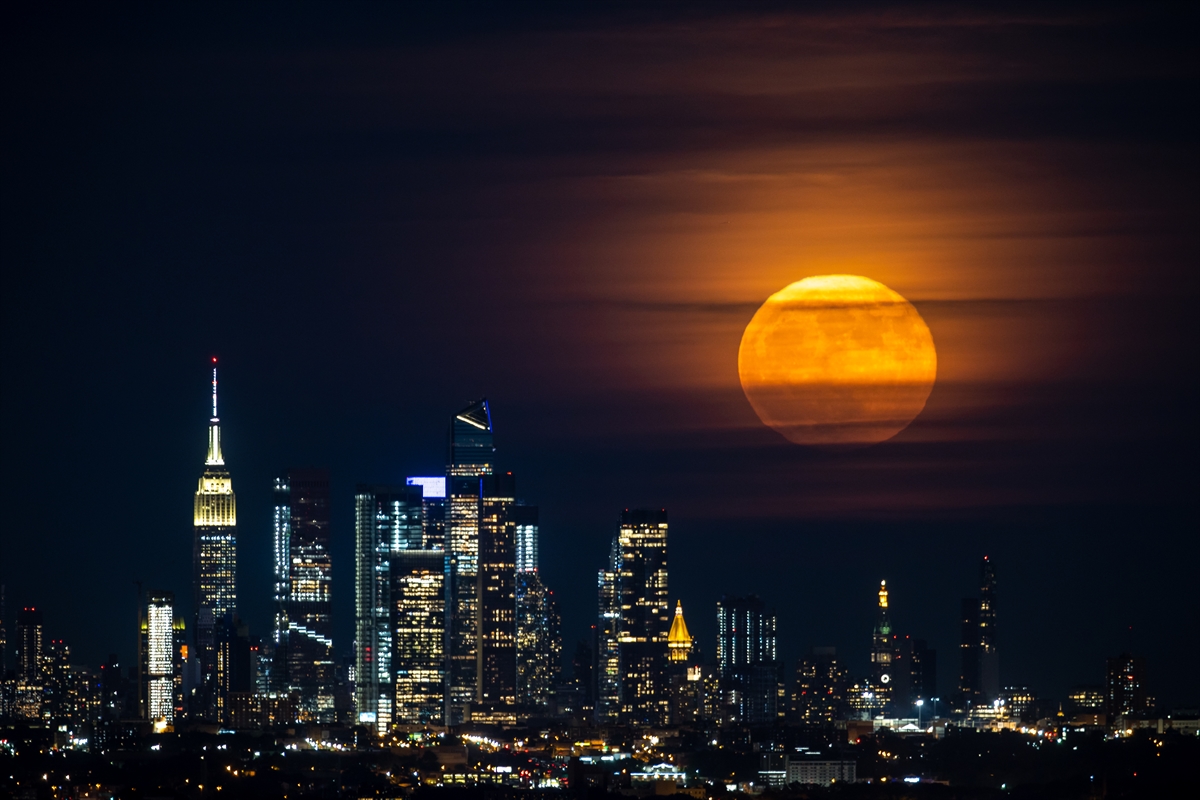 Ay'ın Dünya'ya en yakın konumda olduğu, normalden daha parlak ve büyük gözlemlendiği "Süper Ay" New York'un Manhattan bölgesindeki gökdelenlerle güzel görüntü oluşturdu.