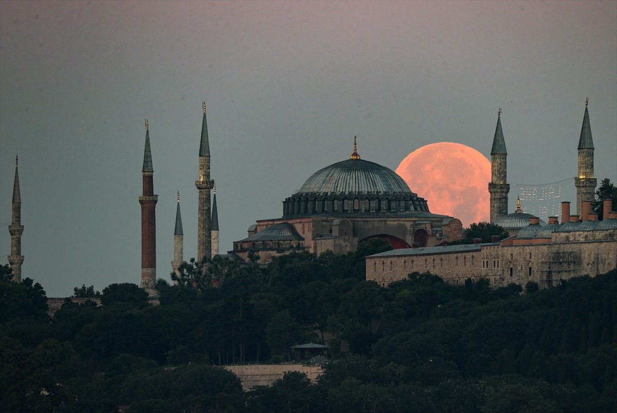 İstanbul'da sabaha karşı batmaya başlayan dolunay, güzel görüntüler oluşturdu.