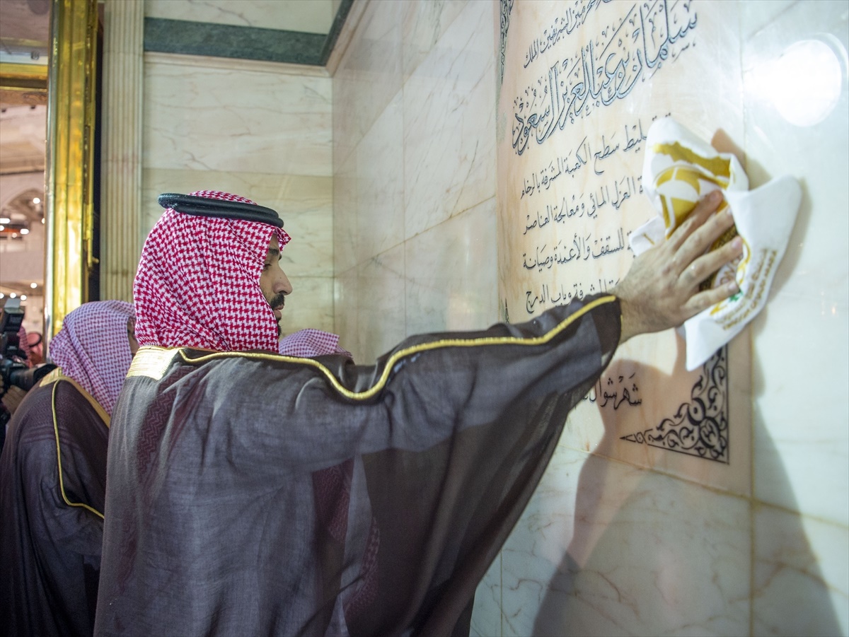 Suudi Arabistan Veliaht Prensi Muhammed bin Selman, geleneksel olarak törensel bir biçimde gerçekleştirilen Mekke kentindeki Kabe'nin temizliği etkinliğine katıldı.
