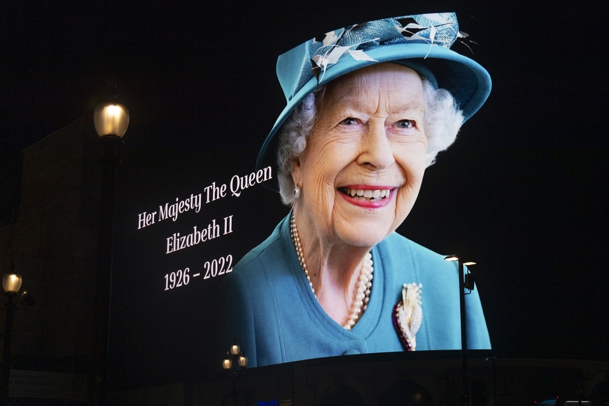 İngiltere Kraliçesi 2. Elizabeth, 96 yaşında vefat etti. Kraliyet ailesinin Twitter hesabından yapılan açıklamada, Kraliçe Elizabeth'in, İskoçya'daki Balmoral Kalesi'nde hayatını kaybettiği belirtildi. Kraliçe Elizabeth'in ölümünün ardından Londra'da bazı panolarda fotoğrafları yer aldı.