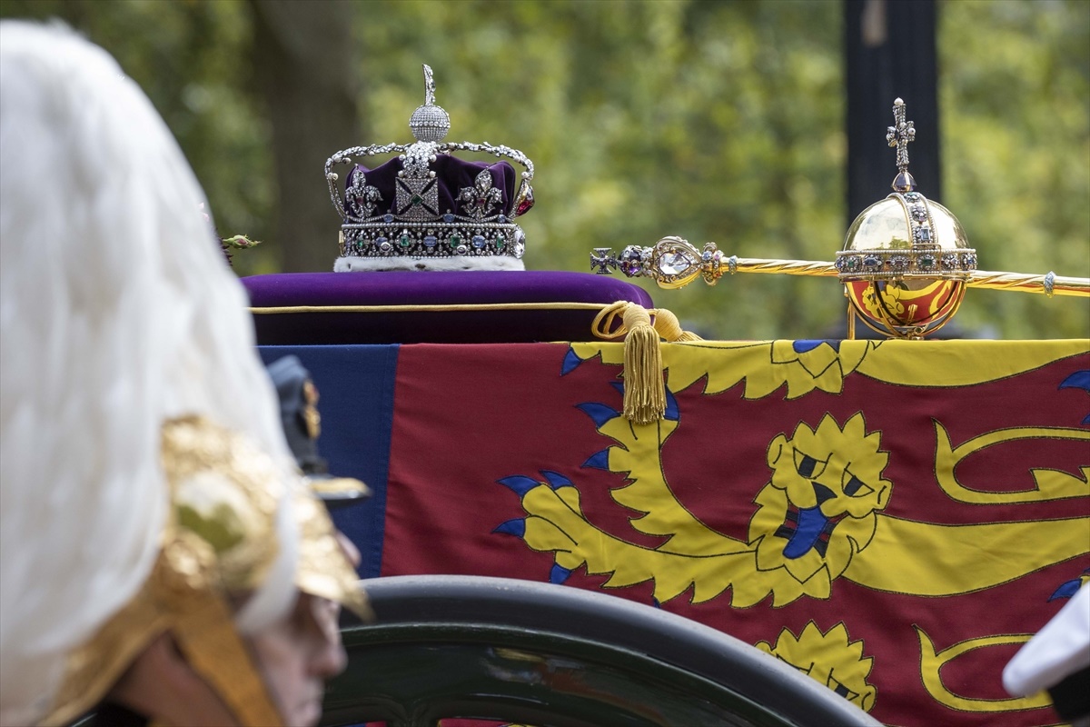 İngiltere Kraliçesi 2. Elizabeth'in resmi cenaze töreni, dünya genelinden çok sayıda üst düzey devlet yetkilisinin katılımıyla tarihi Westminster Abbey Kilisesi'nde yapıldı. Başkent Londra'daki Westminster Abbey Kilisesi'nde TSİ 13.00'te başlayan cenaze törenine, Kraliçe'nin çocukları İngiltere Kralı 3. Charles ve eşi Camilla, Prenses Anne, Prens Andrew, Prens Edward'ın yanı sıra Galler Prensi William ve eşi Galler Prensesi Kate, Sussex Dükü Prens Harry ve eşi Düşes Meghan Markle ile kraliyet ailesinin diğer üyeleri katıldı.