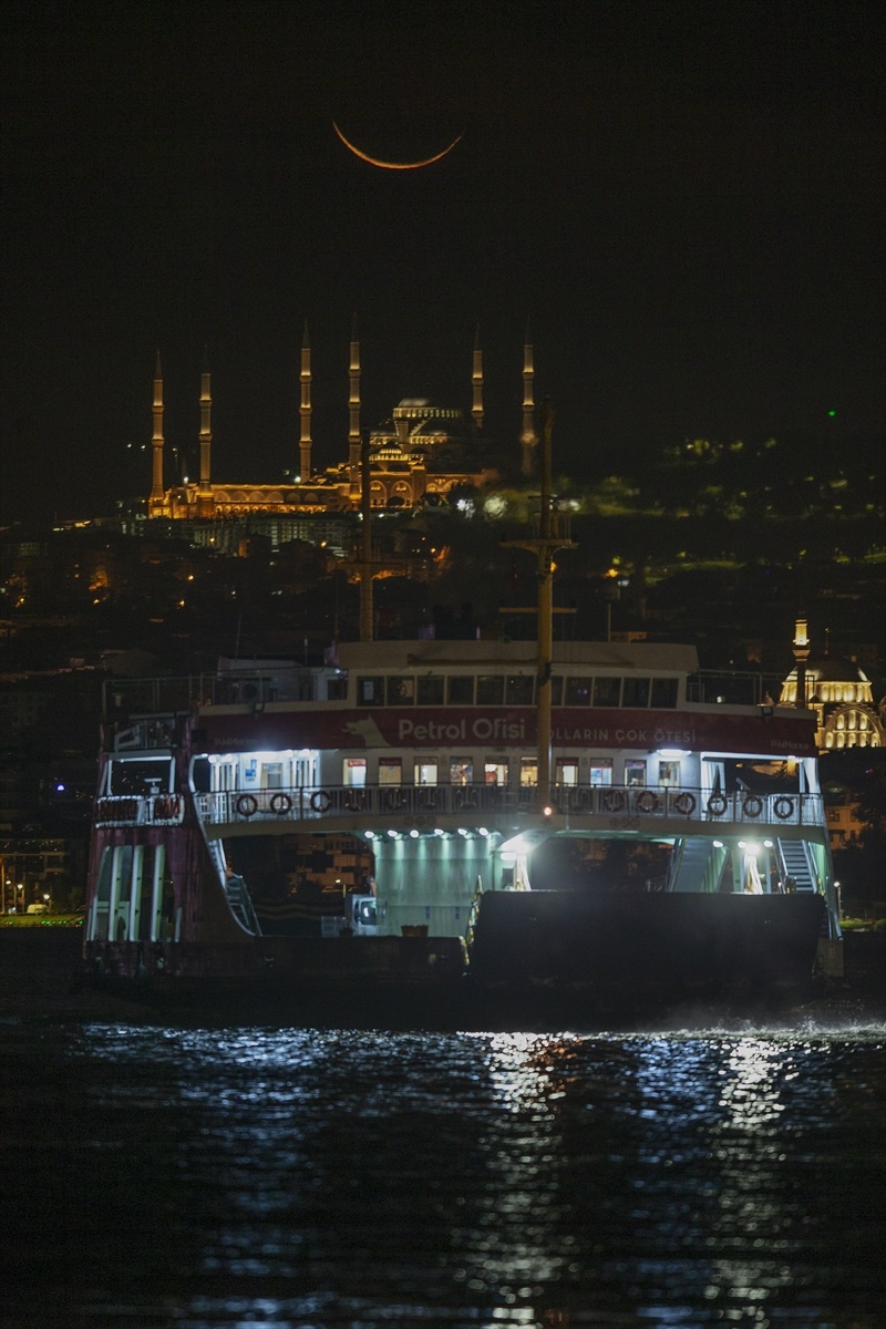 İstanbul'da hilal, Büyük Çamlıca Camisi ile güzel görüntü oluşturdu.