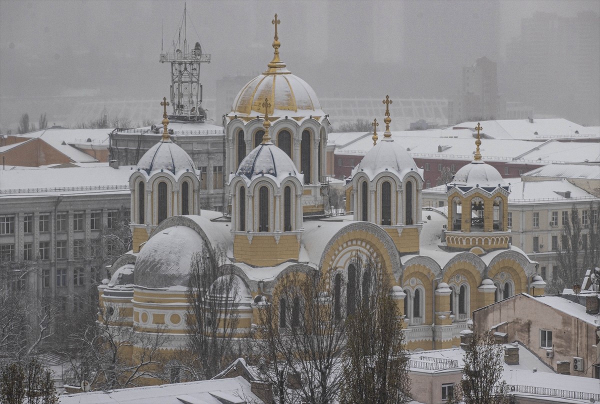 Rusya'nın, Ukrayna'ya karşı açtığı savaş devam ederken Ukrayna'nın başkenti Kiev'e bu kışın ilk karı yağdı. Bu kışın ilk kar yağışının ardından başkent sokakları beyaza büründü. 