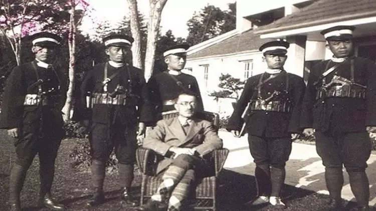 Şehzade Adülkerim Efendi, Japon askerleri ile birlikte, Tokyo, 1933