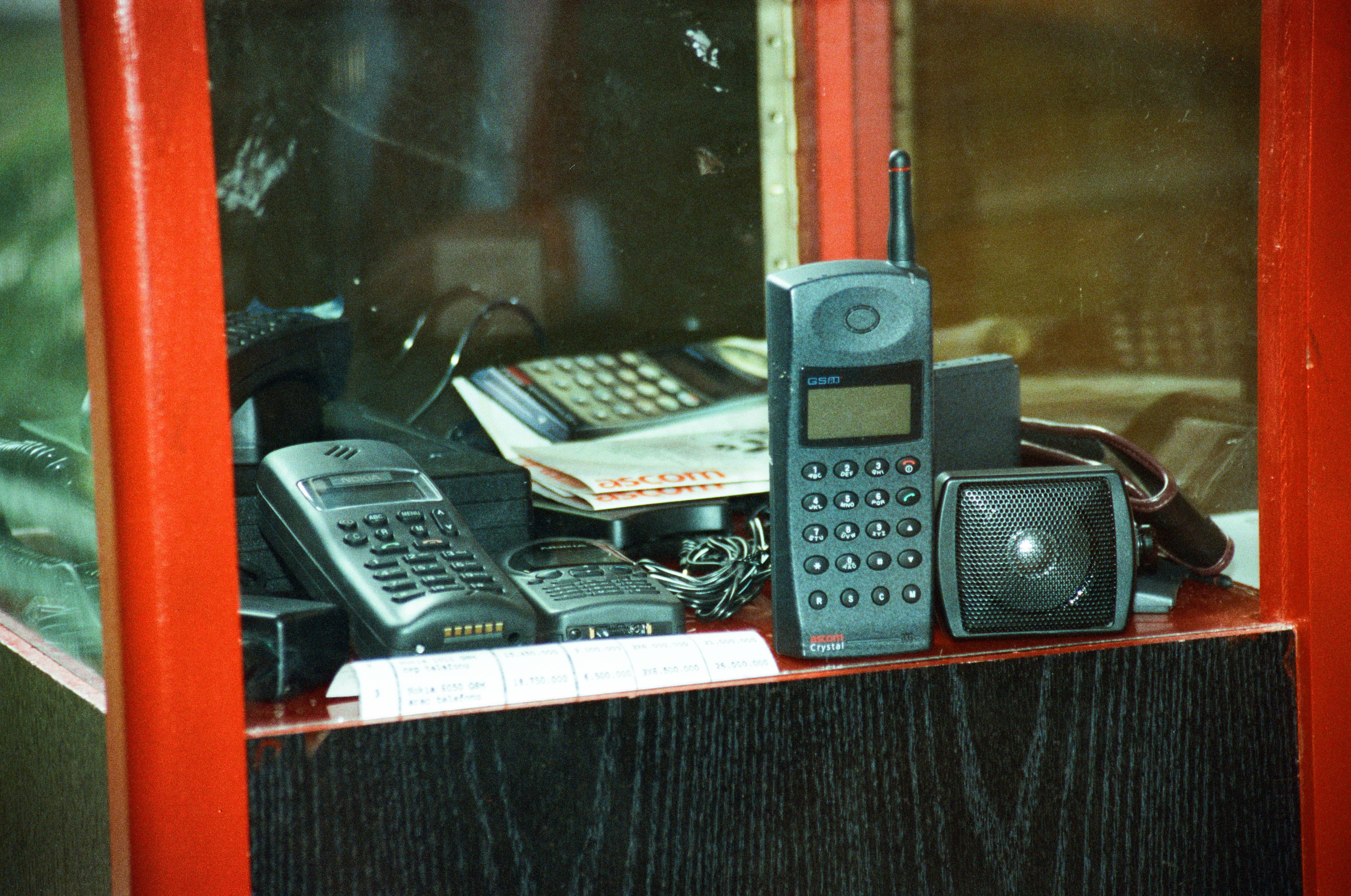 Türkiye, 23 Şubat 1994'te cep telefonuyla tanıştı. İlk görüşme, 9'uncu Cumhurbaşkanı Süleyman Demirel ile dönemin Başbakanı Tansu Çiller arasında gerçekleşti. Araç telefonlarının kullanılmaya başlandığı 1991'de 1G teknolojisi, 1993’te İnternet, 23 Şubat 1994'te ise cep telefonu hayatımıza girdi. 2G teknolojisiyle birlikte kullanıcıya cep telefonu görüşmesi, kısa mesaj (SMS) ve veri aktarımı gibi imkanlar sunuldu. Türkiye'de ilk GSM operatörü Turkcell olurken, bunu 2 ay sonra Telsim takip etti. Fotoğrafta, GSM şebekesi üzerinden yeni haberleşme imkanı sağlayacak olan cep telefonu görülüyor. (Arşiv)