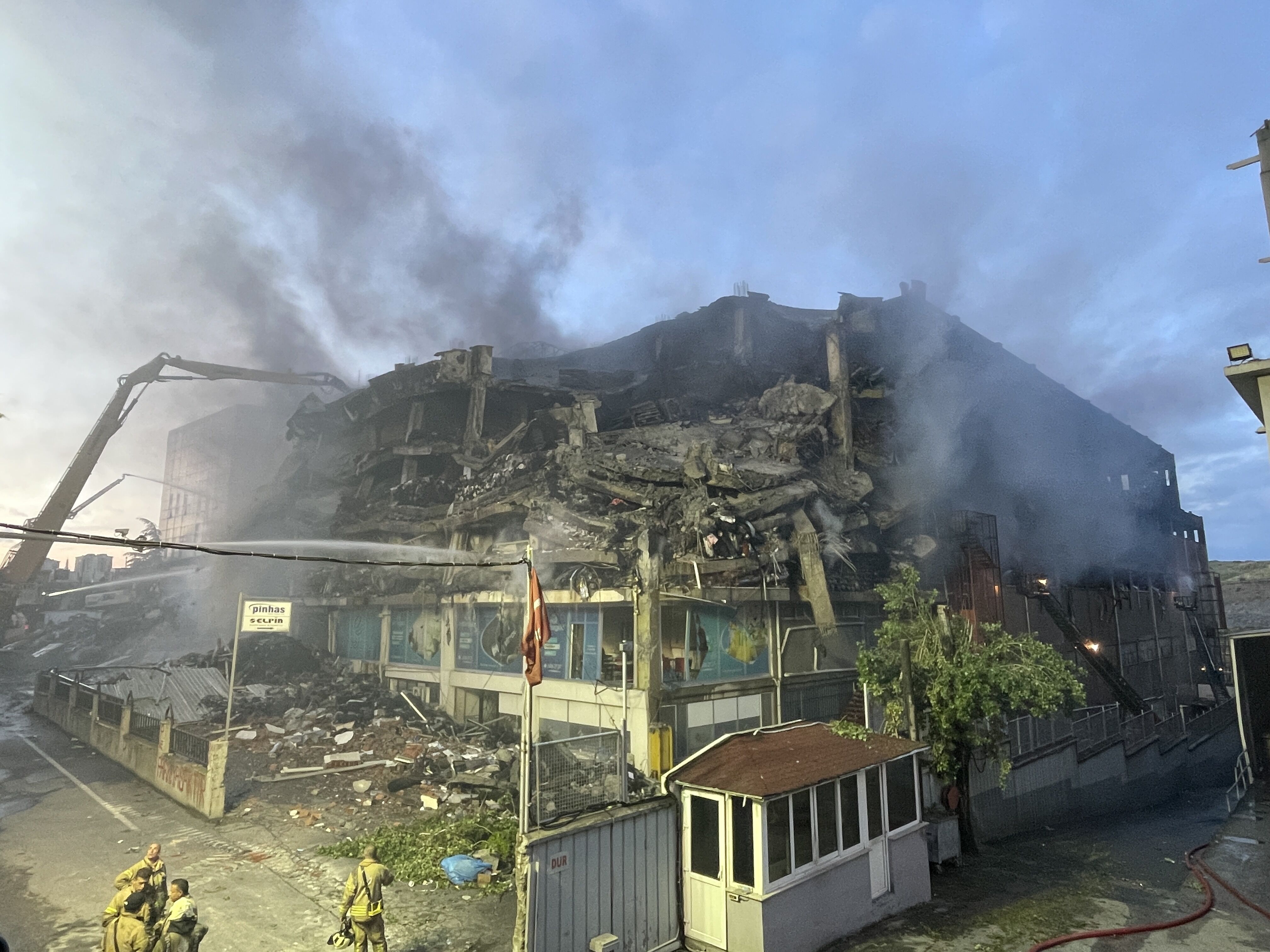 AA-20230612-31412603-31412599-BASAKSEHIRDE_FABRIKADA_CIKAN_YANGINI_SONDURME_CALISMALARI_54_SAATTIR_SURUYOR