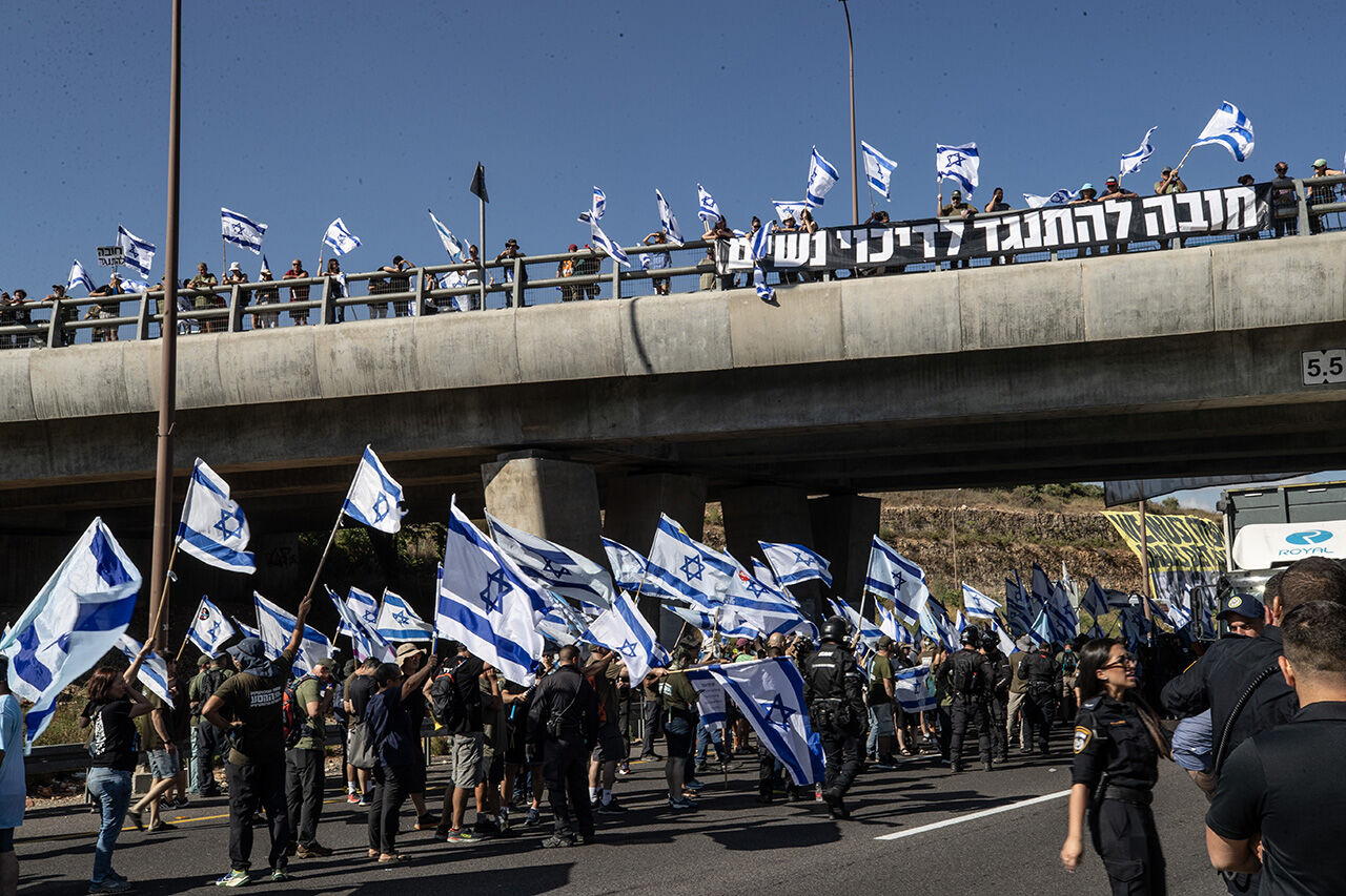 AA-20230711-31645547-31645529-NETANYAHU_HUKUMETI_KARSITI_BIR_GRUP_TEL_AVIVKUDUS_OTOYOLUNU_KAPATTI