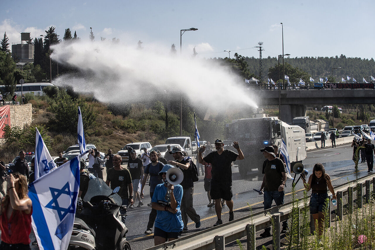AA-20230711-31645547-31645535-NETANYAHU_HUKUMETI_KARSITI_BIR_GRUP_TEL_AVIVKUDUS_OTOYOLUNU_KAPATTI