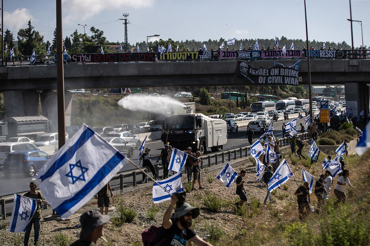 AA-20230711-31645547-31645536-NETANYAHU_HUKUMETI_KARSITI_BIR_GRUP_TEL_AVIVKUDUS_OTOYOLUNU_KAPATTI