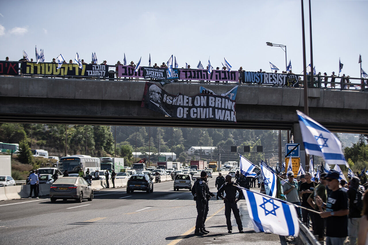 AA-20230711-31645547-31645537-NETANYAHU_HUKUMETI_KARSITI_BIR_GRUP_TEL_AVIVKUDUS_OTOYOLUNU_KAPATTI