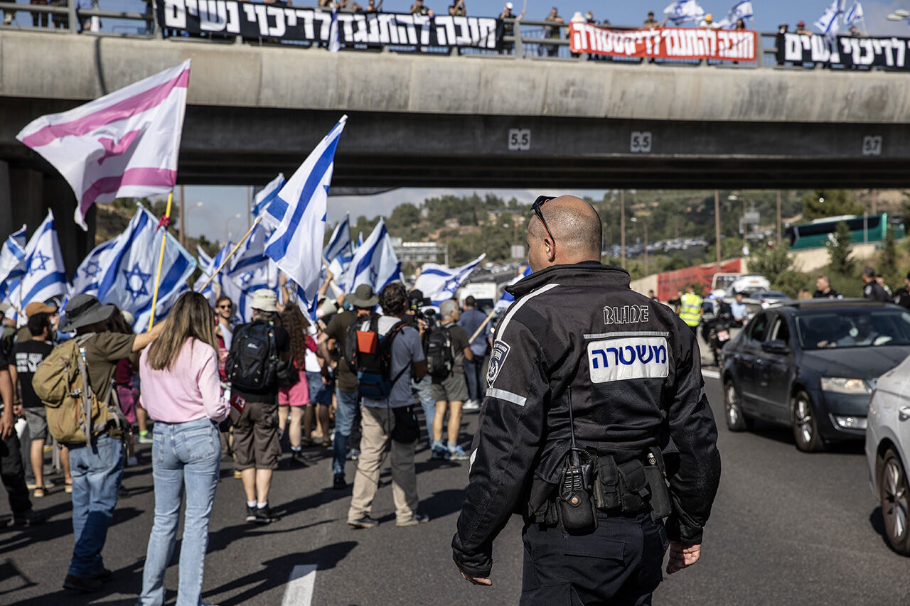 AA-20230711-31645547-31645539-NETANYAHU_HUKUMETI_KARSITI_BIR_GRUP_TEL_AVIVKUDUS_OTOYOLUNU_KAPATTI