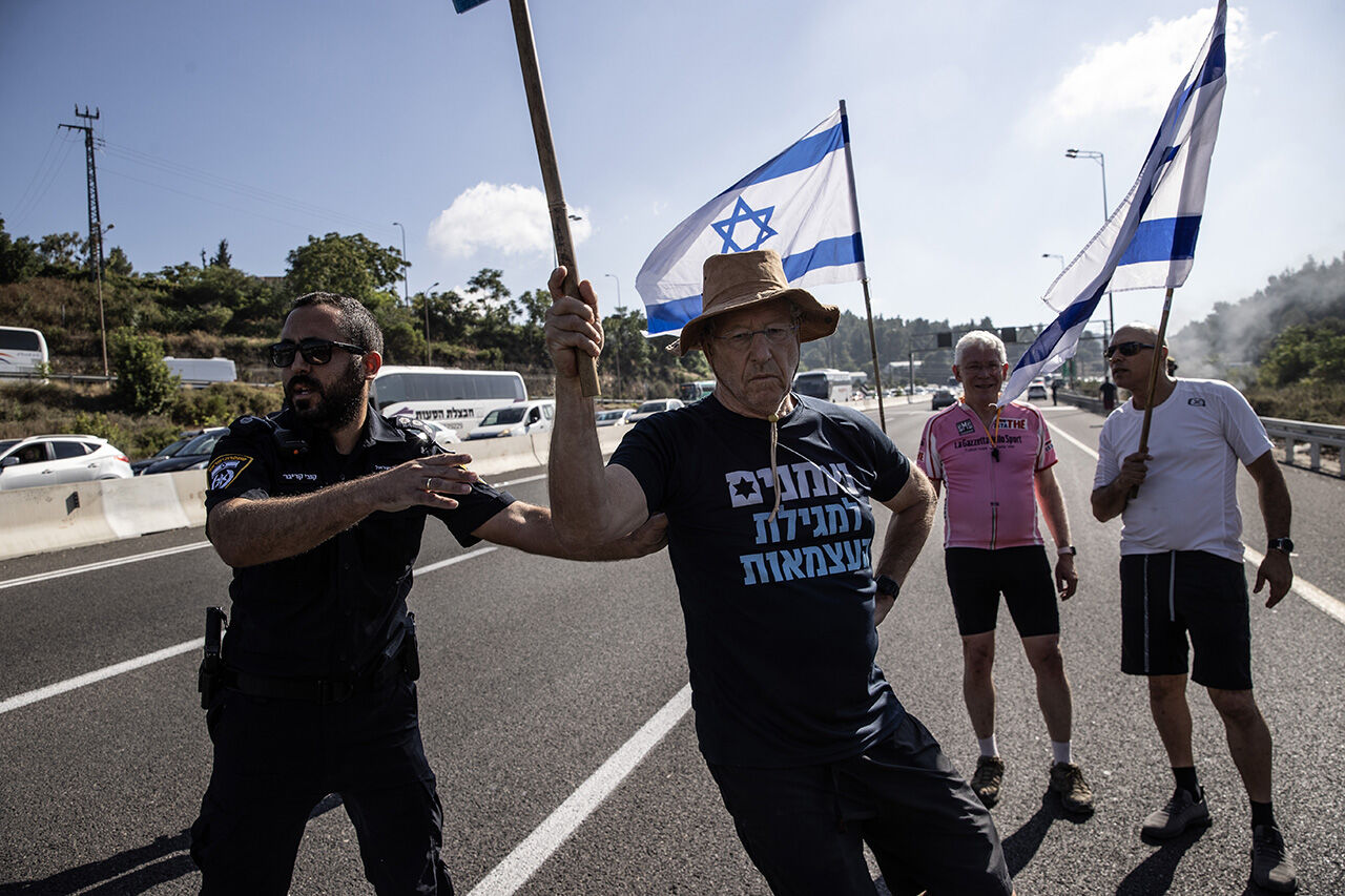 AA-20230711-31645547-31645540-NETANYAHU_HUKUMETI_KARSITI_BIR_GRUP_TEL_AVIVKUDUS_OTOYOLUNU_KAPATTI