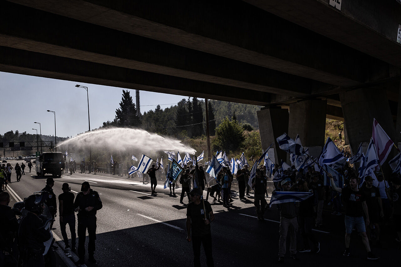 AA-20230711-31645547-31645543-NETANYAHU_HUKUMETI_KARSITI_BIR_GRUP_TEL_AVIVKUDUS_OTOYOLUNU_KAPATTI