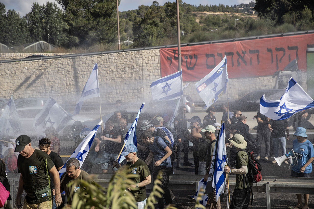 AA-20230711-31645547-31645546-NETANYAHU_HUKUMETI_KARSITI_BIR_GRUP_TEL_AVIVKUDUS_OTOYOLUNU_KAPATTI