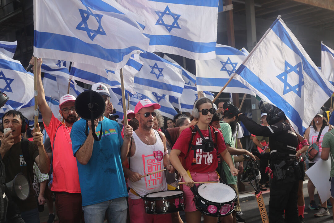 AA-20230718-31704090-31704083-ISRAILDE_HUKUMETIN_YARGI_DUZENLEMESINE_KARSI_PROTESTOLAR_SURUYOR