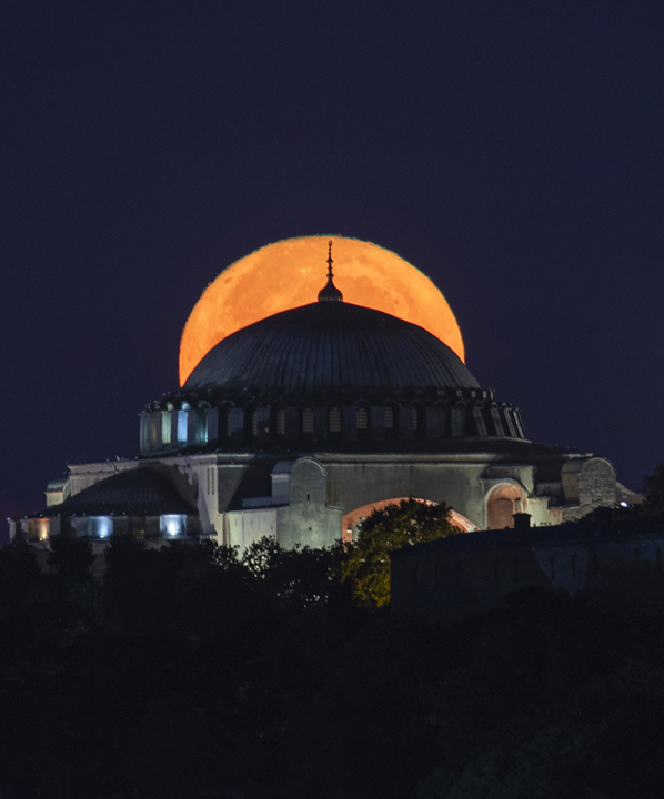 Ay'ın Dünya'ya en yakın konumda olduğu, normalden daha parlak ve büyük gözlemlendiği 'Süper Ay' İstanbul'da Ayasofya-i Kebir Cami-i Şerifi ile birlikte görüntülendi.