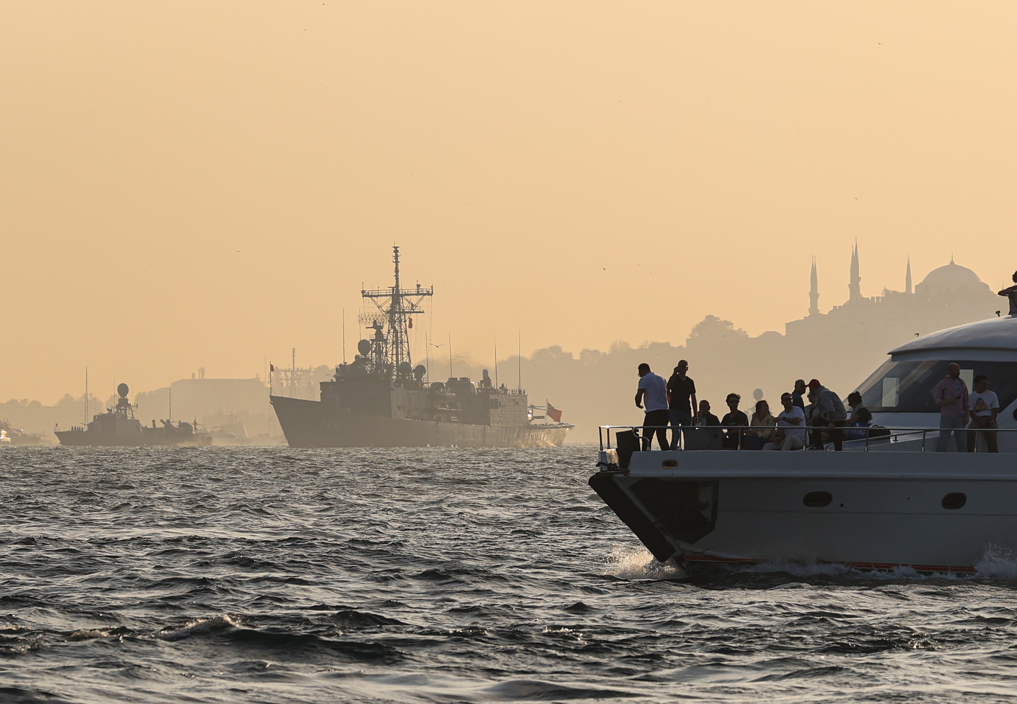 İstanbul Boğazı'nda 100. yıl coşkusu! Türk donanma tarihinin en büyük resmigeçidi tamamlandı