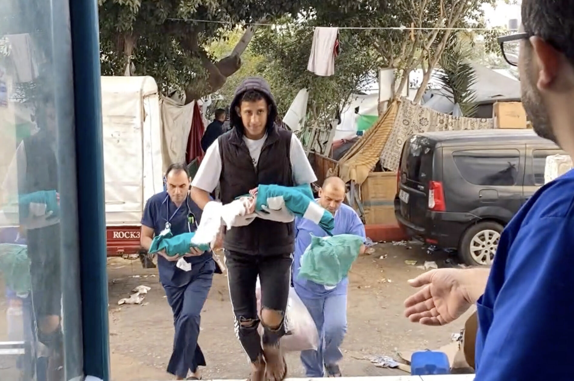 AA-20231114-32880963-32880953-SIFA_HASTANESINDEKI_PREMATURE_BEBEKLER_KUVOZDEN_CIKARTILDI