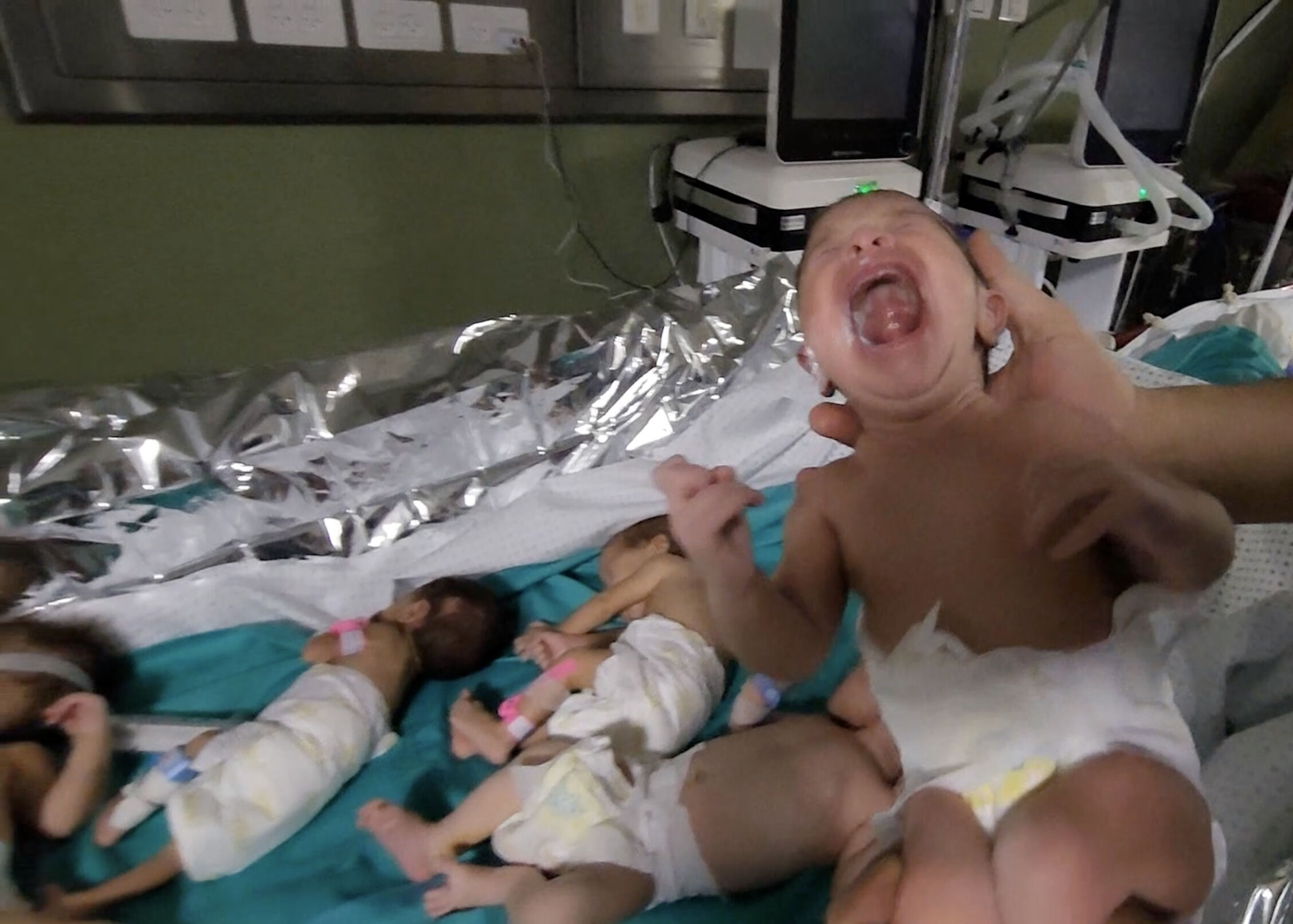AA-20231114-32880963-32880961-SIFA_HASTANESINDEKI_PREMATURE_BEBEKLER_KUVOZDEN_CIKARTILDI