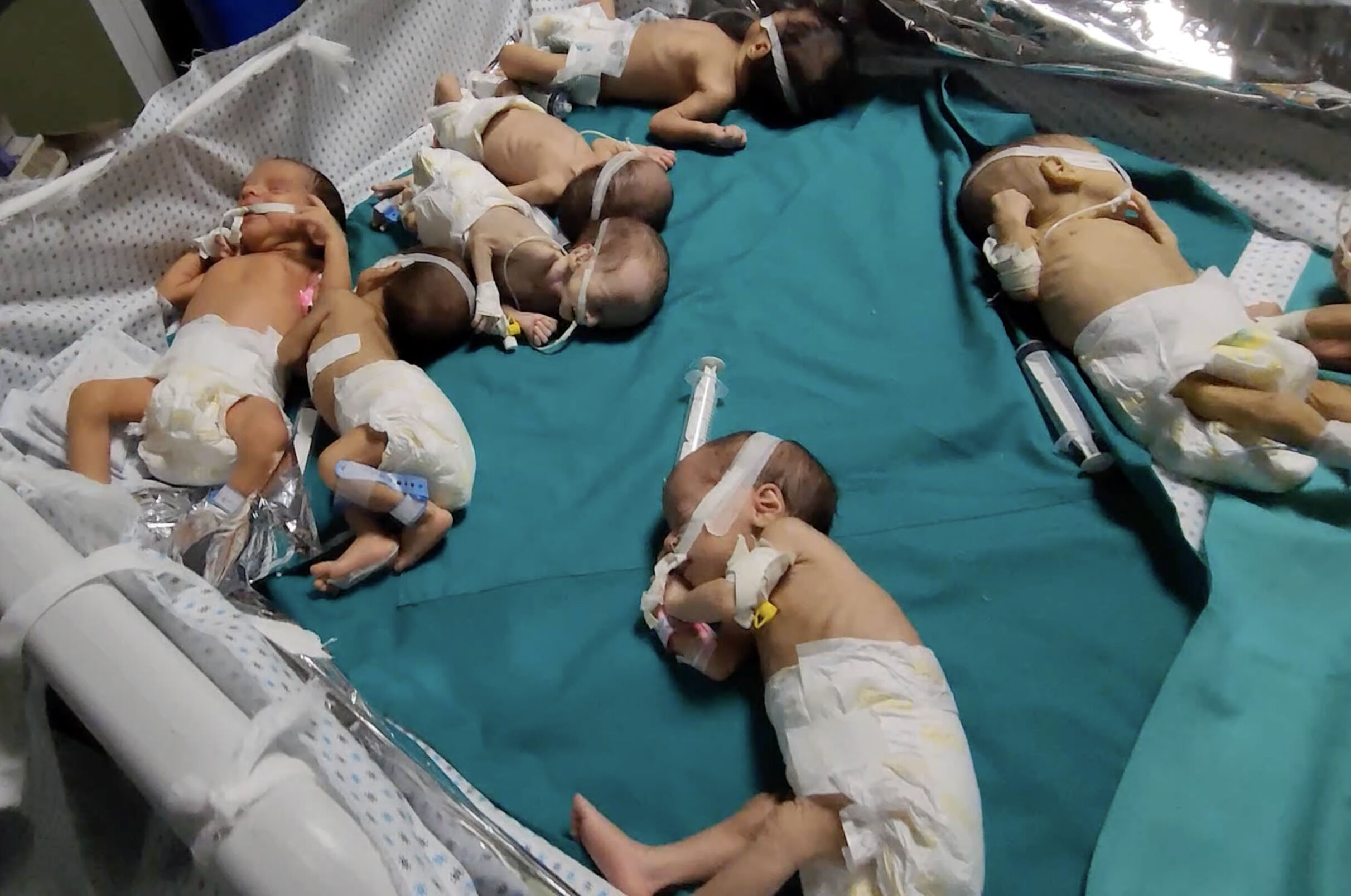 AA-20231114-32880963-32880962-SIFA_HASTANESINDEKI_PREMATURE_BEBEKLER_KUVOZDEN_CIKARTILDI