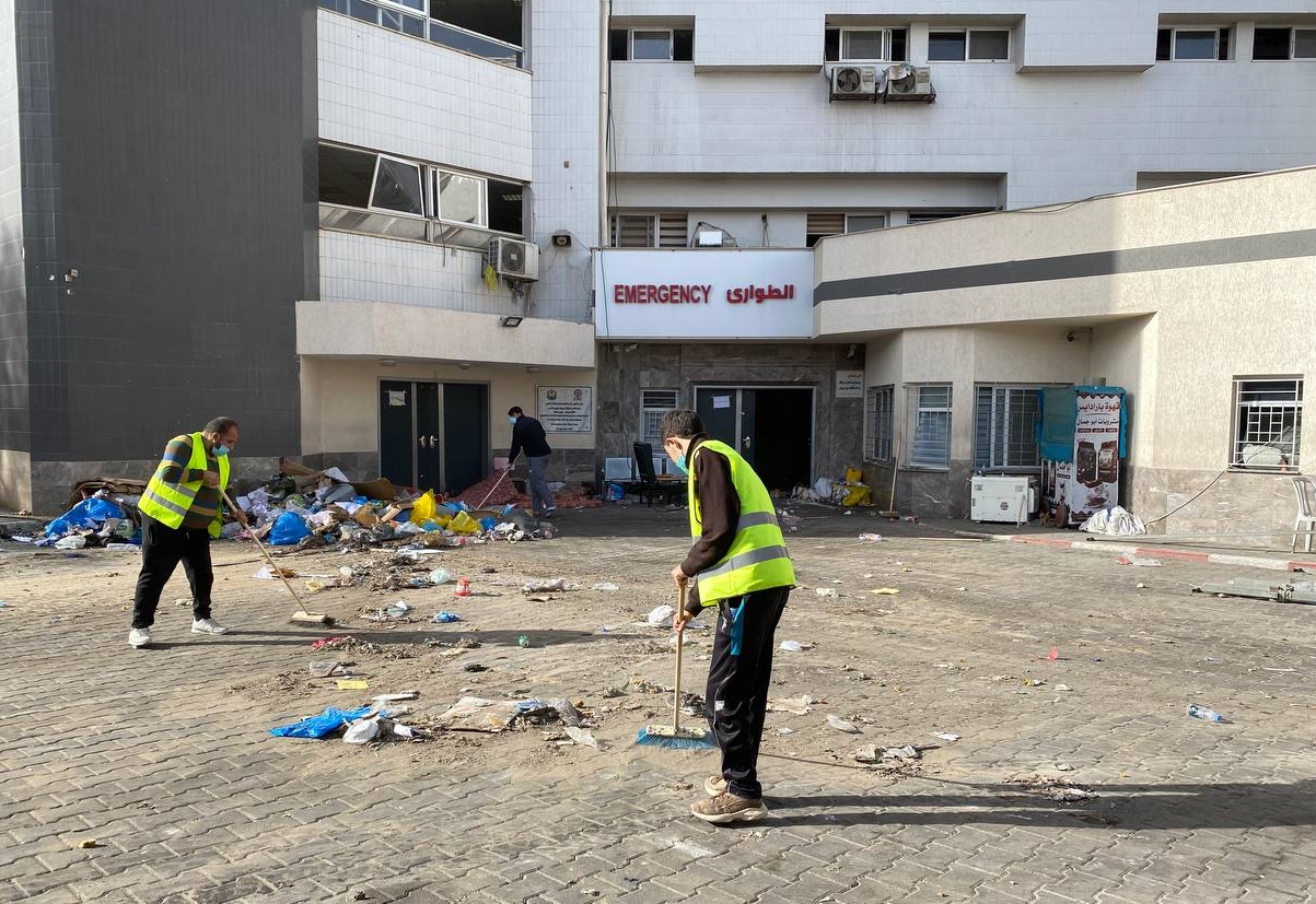 Filistinli gençler Gazze'deki Şifa Hastanesi'ni temizlemek için gönüllü oldu