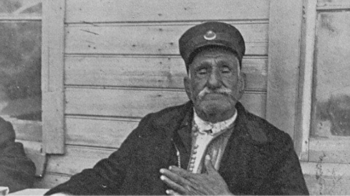 Bitlisli Zaro Ağa'nın hayat hikayesi tüm dünyada dikkat çekiyor. Nüfus kağıdına ve ölüm belgesine göre tam 157 yıl yaşadığı belirtilen Zaro Ağa, uzun ömrü boyunca tanık olduğu olaylarla tarihe damga vurdu.