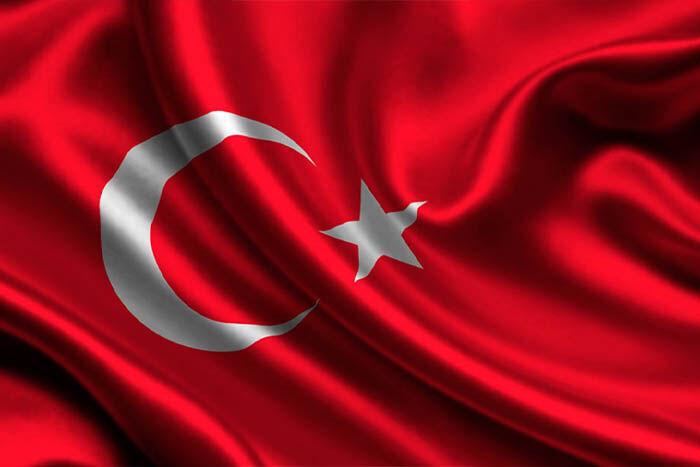 Dalgalı Türk Bayrağı