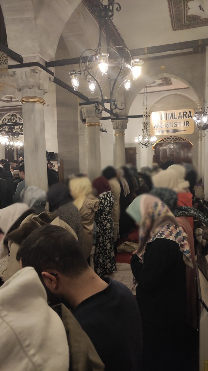 Valide-i Cedid cami kadın erkek aynı safta namaz