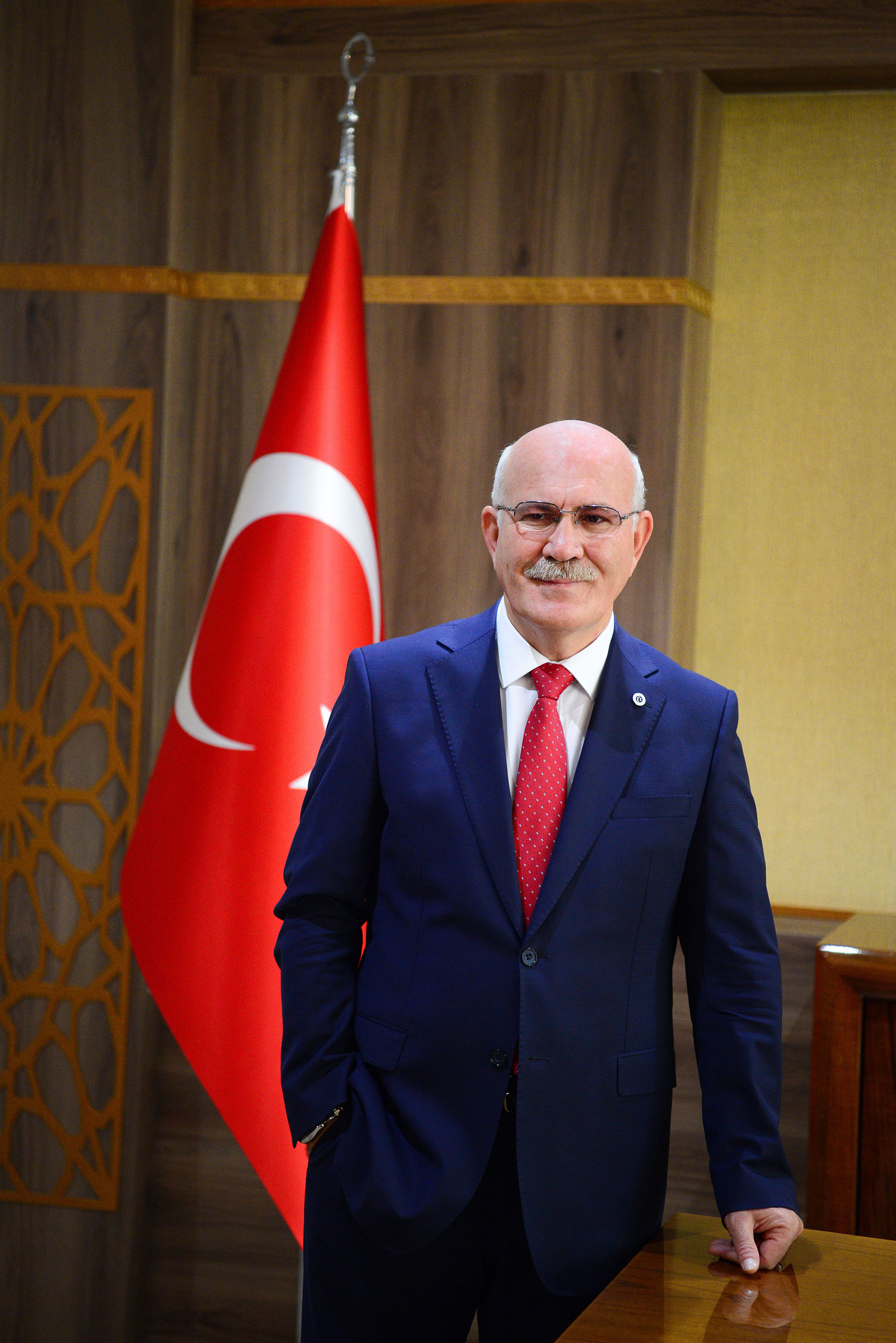 Prof. Dr. Ekrem Savaş Uşak Üniversitesi Rektörü