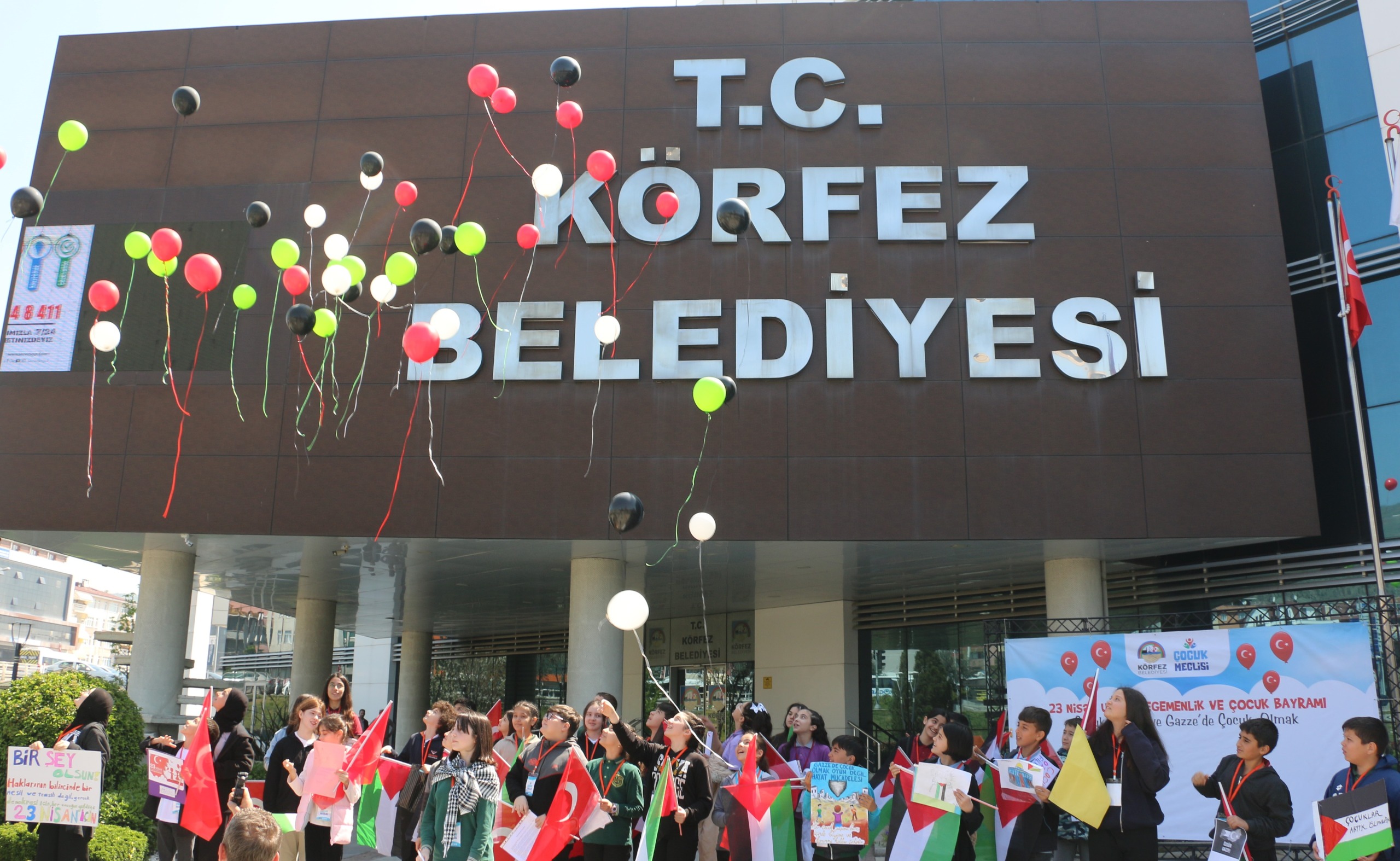 Balonlar Filistinli Çocuklar Için Uçuruldu (2)