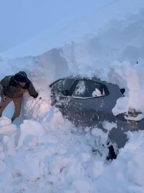 Kar Altında Kalan Araç